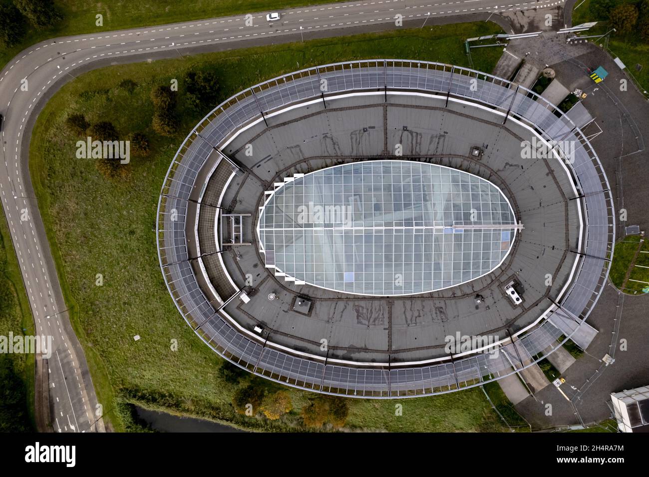 Edificio moderno e contemporaneo con facciata esterna vista dall'alto. Foto Stock