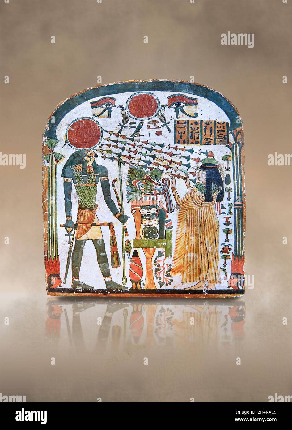 Antica stele egiziana della signora Taperet, 10 ° o 9 ° secolo AC, dinastia 22, legno dipinto . Il Louvre Museuminv E52. Taperet prega al sole dio Re Foto Stock