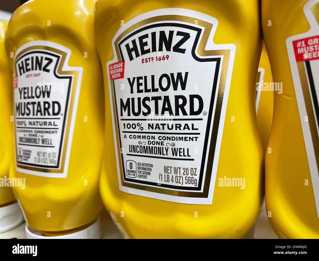 Augusta, GA USA - 17 01 21: File di senape gialla Heinz in un negozio di alimentari Foto Stock