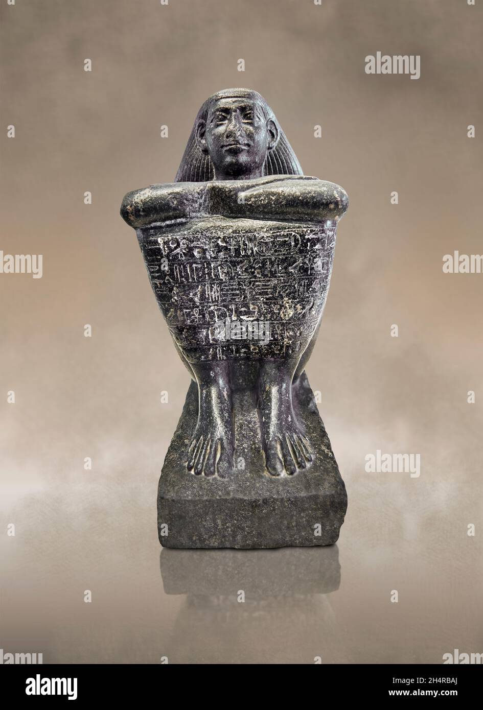 Statua a cubo egiziana del guardiano Akhimenrou, 664-610 a.C., 26a dinatia, Tebe, diorite. Museo del Louvre A 85, MR10 o N86. La statua è dedicata Foto Stock