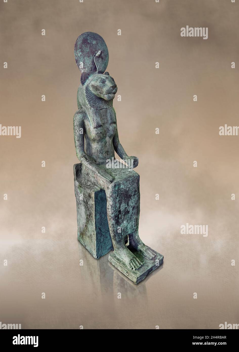 Antica scultura egiziana in rame della dea Wadjet, decisa dal trombettista Penpe, 664-525 a.C. dinastia 26, . Museo del Louvre E14719. Dettagli; Wadj Foto Stock