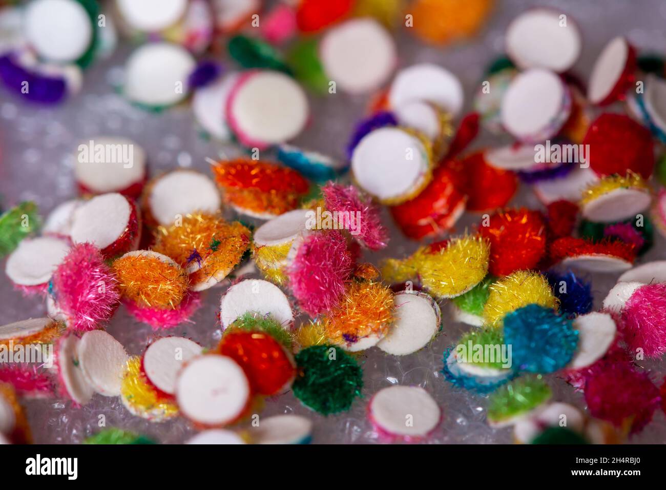 Vista ravvicinata del Bindi Sticker multicolore utilizzato principalmente dalle femmine indiane per attaccarsi alla fronte. Foto Stock