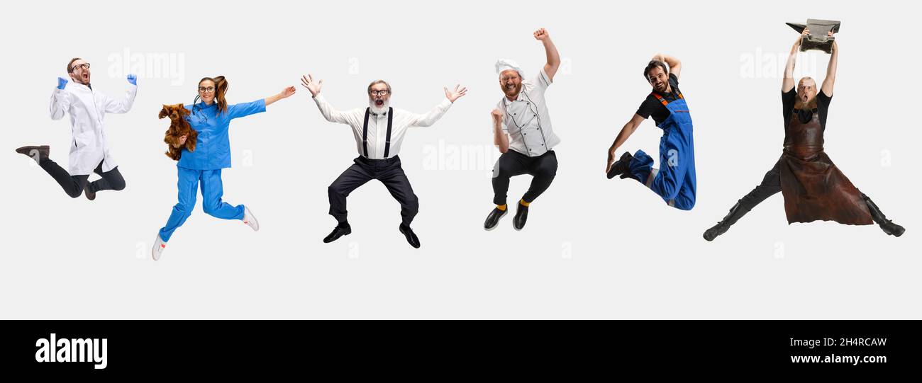 Collage di persone felici, professore, veterinario, barbiere, smith e chef saltare isolato su sfondo bianco studio. Volantino orizzontale, collage Foto Stock
