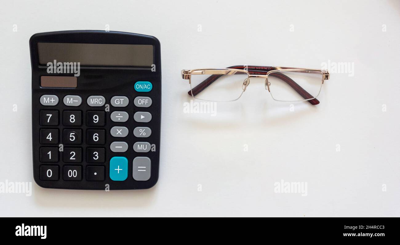 Iscrizione del progetto di testo su una calcolatrice e vetri su sfondo bianco. Progetto di creazione, idea, opzione per il futuro, la possibilità del suo i Foto Stock