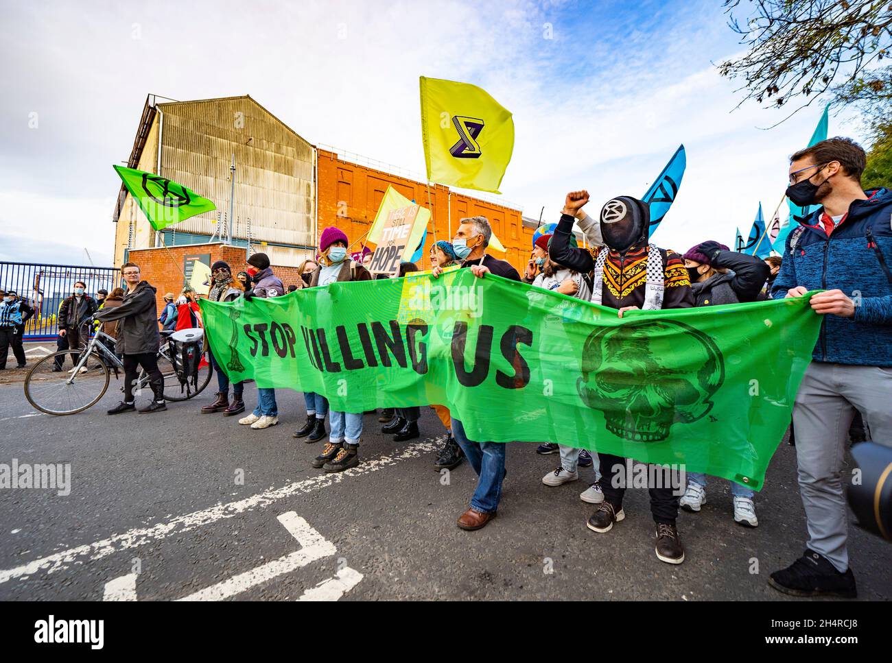 Glasgow, Scozia, Regno Unito. 4 novembre 2021. Il giorno 5 della Conferenza ONU sul cambiamento climatico a Glasgow ha visto la dimostrazione del gruppo di protesta della ribellione di estinzione fuori dal cantiere BAE Systems a Govan. Hanno protestato contro il commercio di armi nel Regno Unito. Iain Masterton/Alamy Live News. Foto Stock