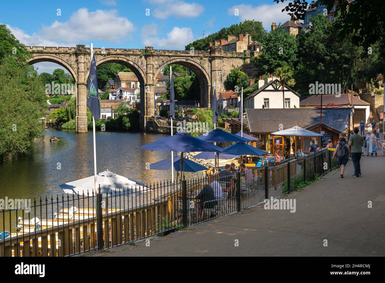 Waterside Knaresborough, vista in estate della pittoresca zona di Waterside Cafe di Knaresborough, North Yorkshire, Inghilterra, Regno Unito Foto Stock