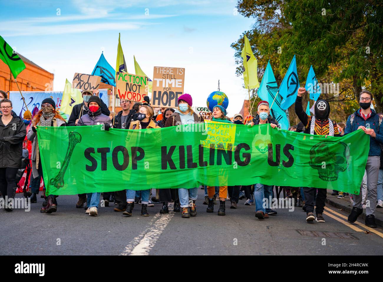 Glasgow, Scozia, Regno Unito. 4 novembre 2021. Il giorno 5 della Conferenza ONU sul cambiamento climatico a Glasgow ha visto la dimostrazione del gruppo di protesta della ribellione di estinzione fuori dal cantiere BAE Systems a Govan. Hanno protestato contro il commercio di armi nel Regno Unito. Iain Masterton/Alamy Live News. Foto Stock