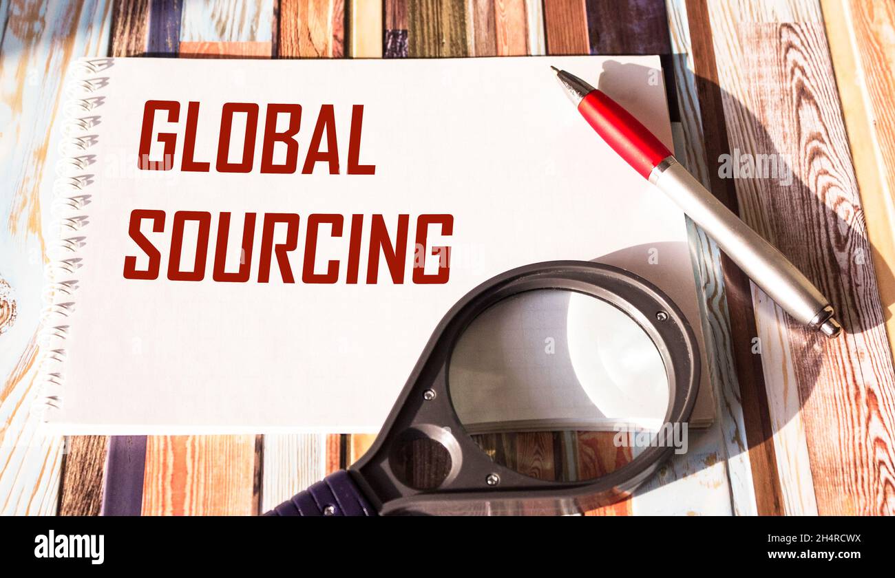 Il testo Global Sourcing è scritto su un blocco note. Concetto di business per la pratica della ricerca di beni nel mercato globale Foto Stock