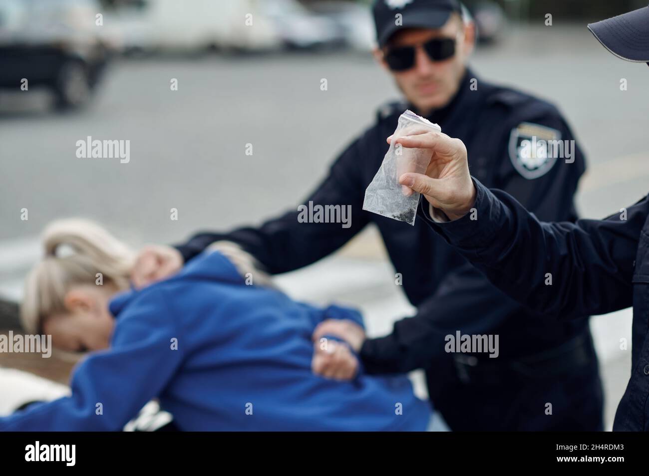 Due poliziotti trovano le droghe da driver femminile Foto Stock