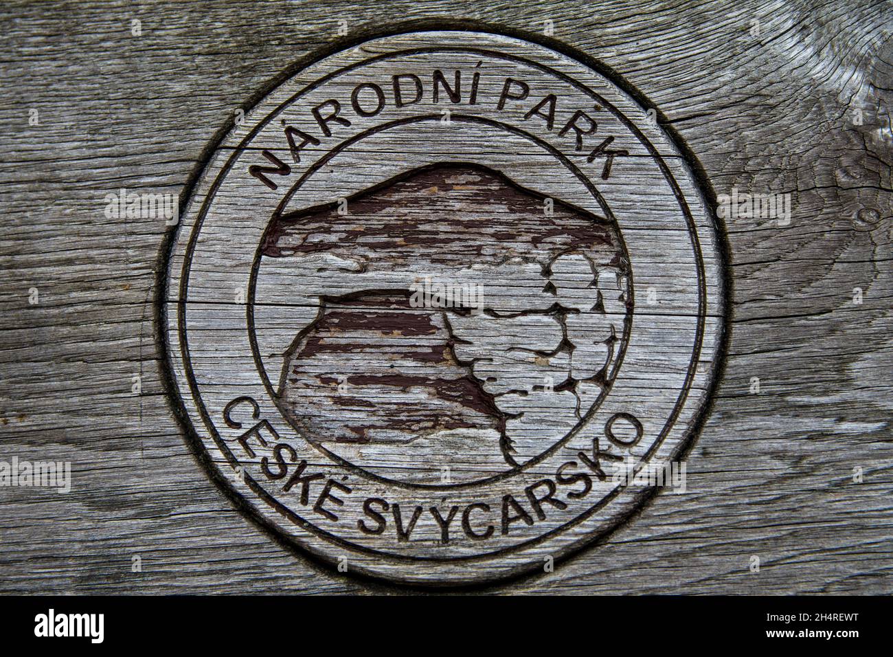 Sigillo del Parco Nazionale della Svizzera Boema (Národní Park České Švýcarsko) scolpito in legno sullo schienale di una panca di legno Foto Stock
