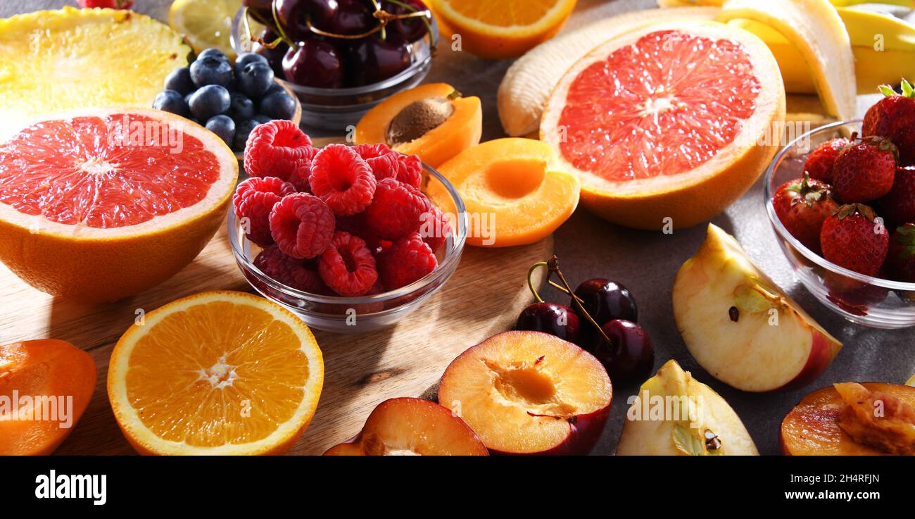 Composizione con una varietà di frutta culinaria fresca Foto Stock