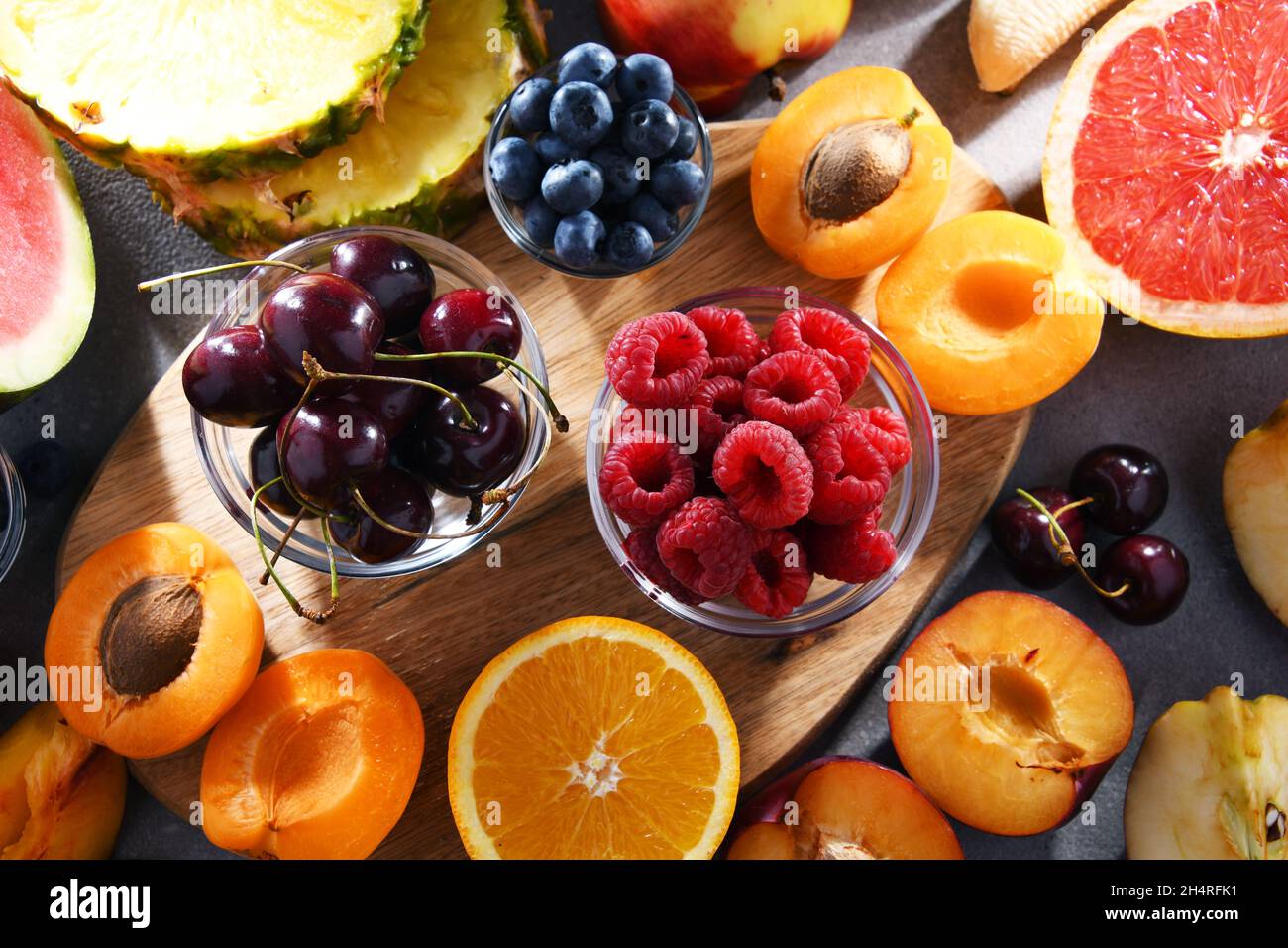 Composizione con una varietà di frutta culinaria fresca Foto Stock