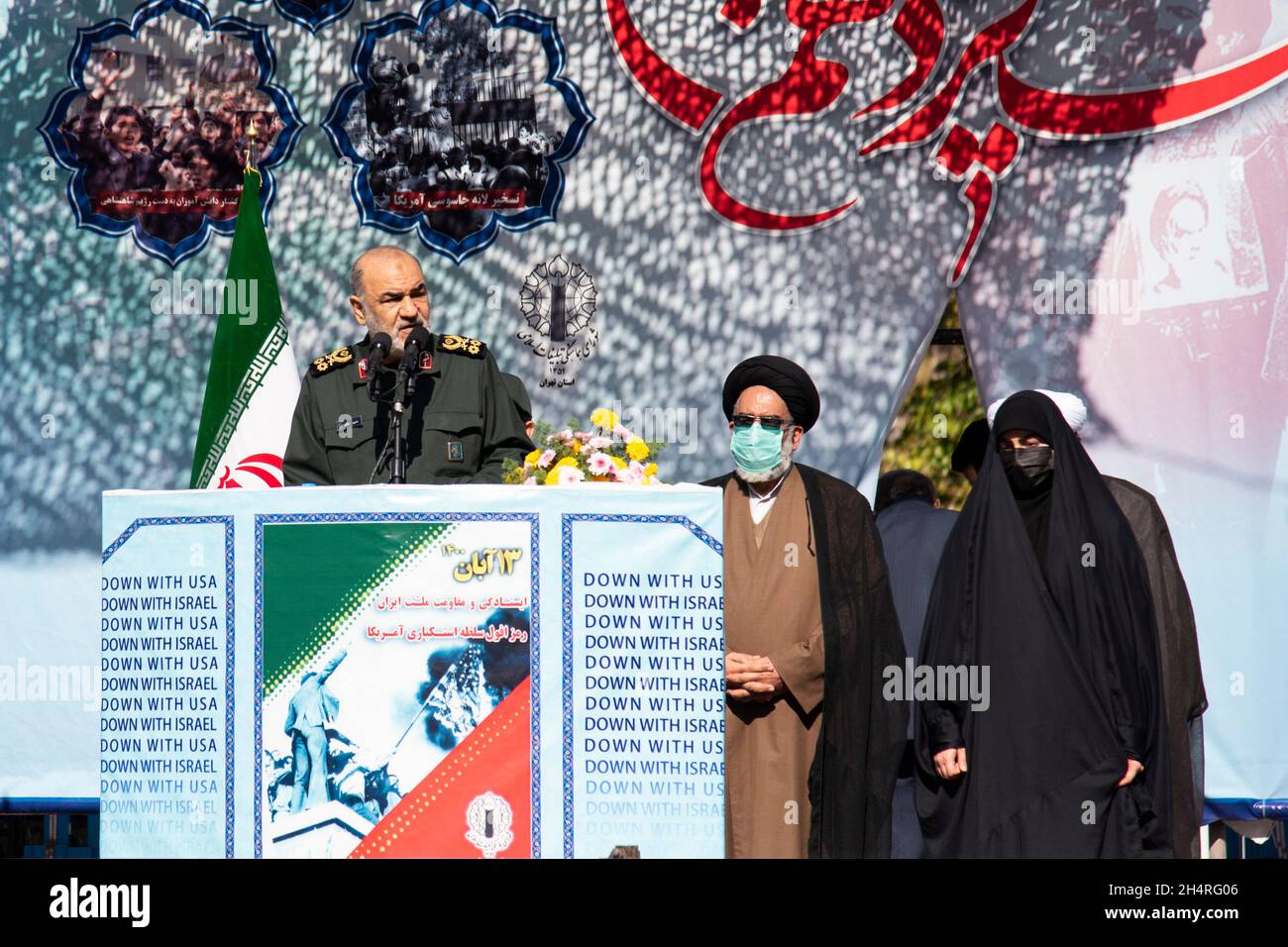 Teheran, Iran. 4 novembre 2021. Il comandante del corpo di Guardia rivoluzionaria islamica dell'Iran (IRGC), il generale Hossein Salami, si rivolge alla folla durante un raduno di fronte all'ex ambasciata degli Stati Uniti che commemora l'anniversario della sua presa del 1979 a Teheran, Iran, giovedì 4 novembre 2021. L'acquisizione dell'ambasciata ha innescato una crisi di ostaggio di 444 giorni e ha interrotto le relazioni diplomatiche che continuano fino ad oggi. (Foto di Sobhan Farajvan/Pacific Press/Sipa USA) Credit: Sipa USA/Alamy Live News Foto Stock