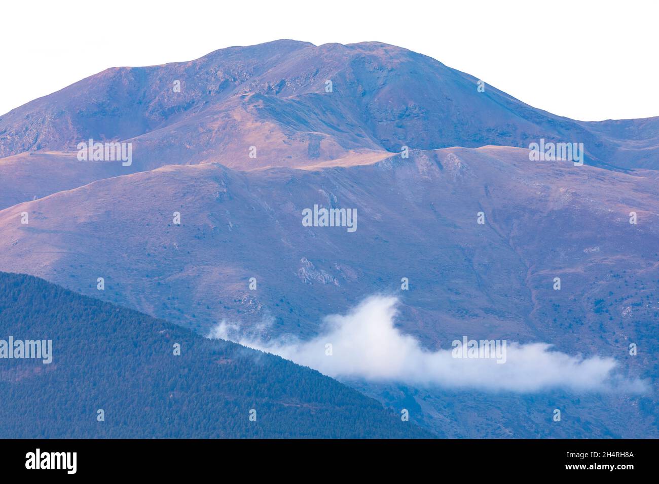 Tempesta di schiarimento sulla cima del Puigmal (picco). Moutain Queralbs, Vall de Núria (Val di Nuria) El Ripollès, Girona, Catalogna, Spagna. Europa. Foto Stock