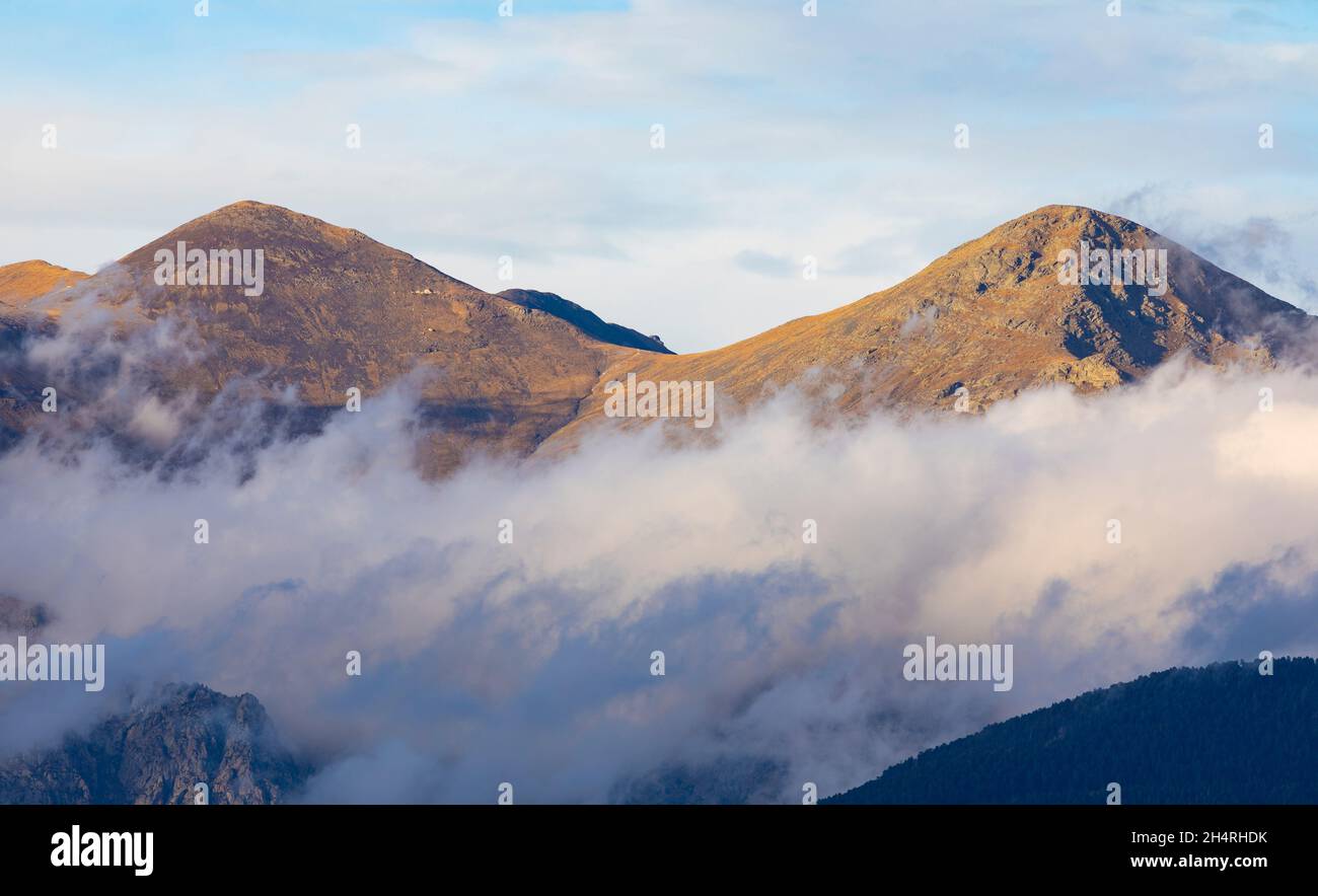 Torreneules cime (cime) sopra le nuvole. Queralbs, Vall de Núria, El Ripollès, Girona, Catalogna, Spagna. Foto Stock