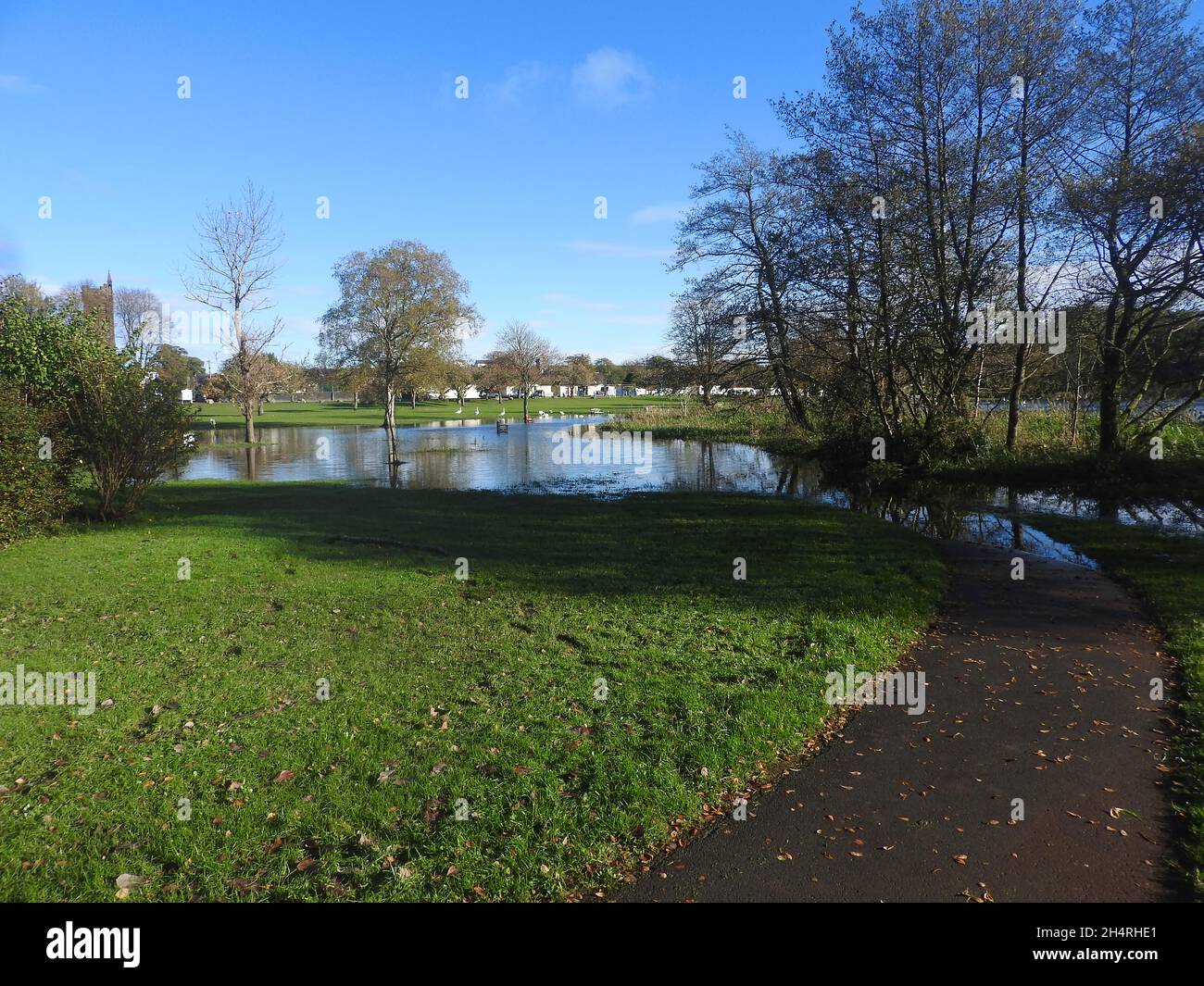 Alluvione a Carlingwark Loch, Castle-Douglas, (Caisteal Dhùghlais in Gaelic) Dumfries & Galloway, Scozia invade il parco a lato del lago - Novembre 2021. La città è stata fondata nel 1792 da William Douglas con denaro fatto in 'The American Trades' (schiavitù?) . La città era una volta conosciuta per il cotone tessuto a mano . Molti manufatti storici sono stati recuperati dal lago Foto Stock