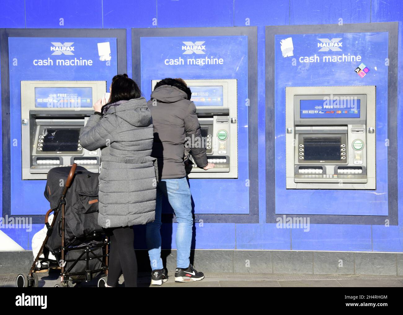 Una persona utilizza un bancomat Halifax o un bancomat automatico a Piccadilly, nel centro di Manchester, nel Regno Unito Foto Stock