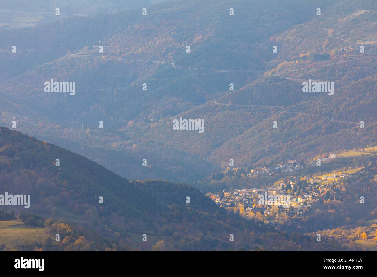 Planoles città al tramonto in un pomeriggio di autunno (autunno). Planoles, El Ripollès, Girona, Catalogna, Spagna, Europa. Foto Stock
