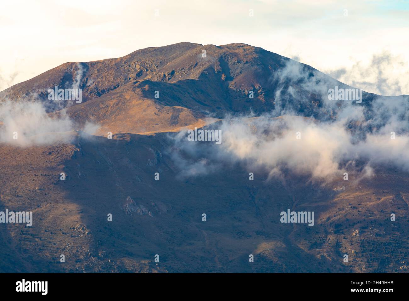 Tempesta di schiarimento sulla cima del Puigmal (picco). Moutain Queralbs, Vall de Núria (Val di Nuria) El Ripollès, Girona, Catalogna, Spagna. Europa. Foto Stock
