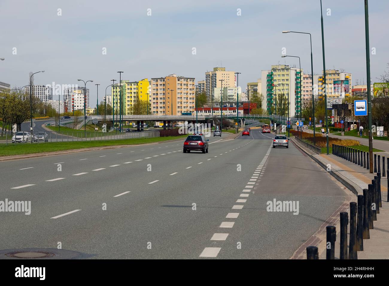 Varsavia, Polonia - 15 aprile 2018: Una superstrada a più corsie è visibile nelle vicinanze di edifici residenziali a più piani. Questo fa parte di uno dei quartieri della città Foto Stock