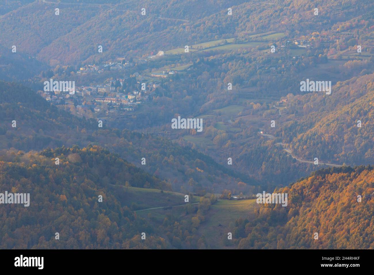 Planoles città al tramonto in un pomeriggio di autunno (autunno). Planoles, El Ripollès, Girona, Catalogna, Spagna, Europa. Foto Stock