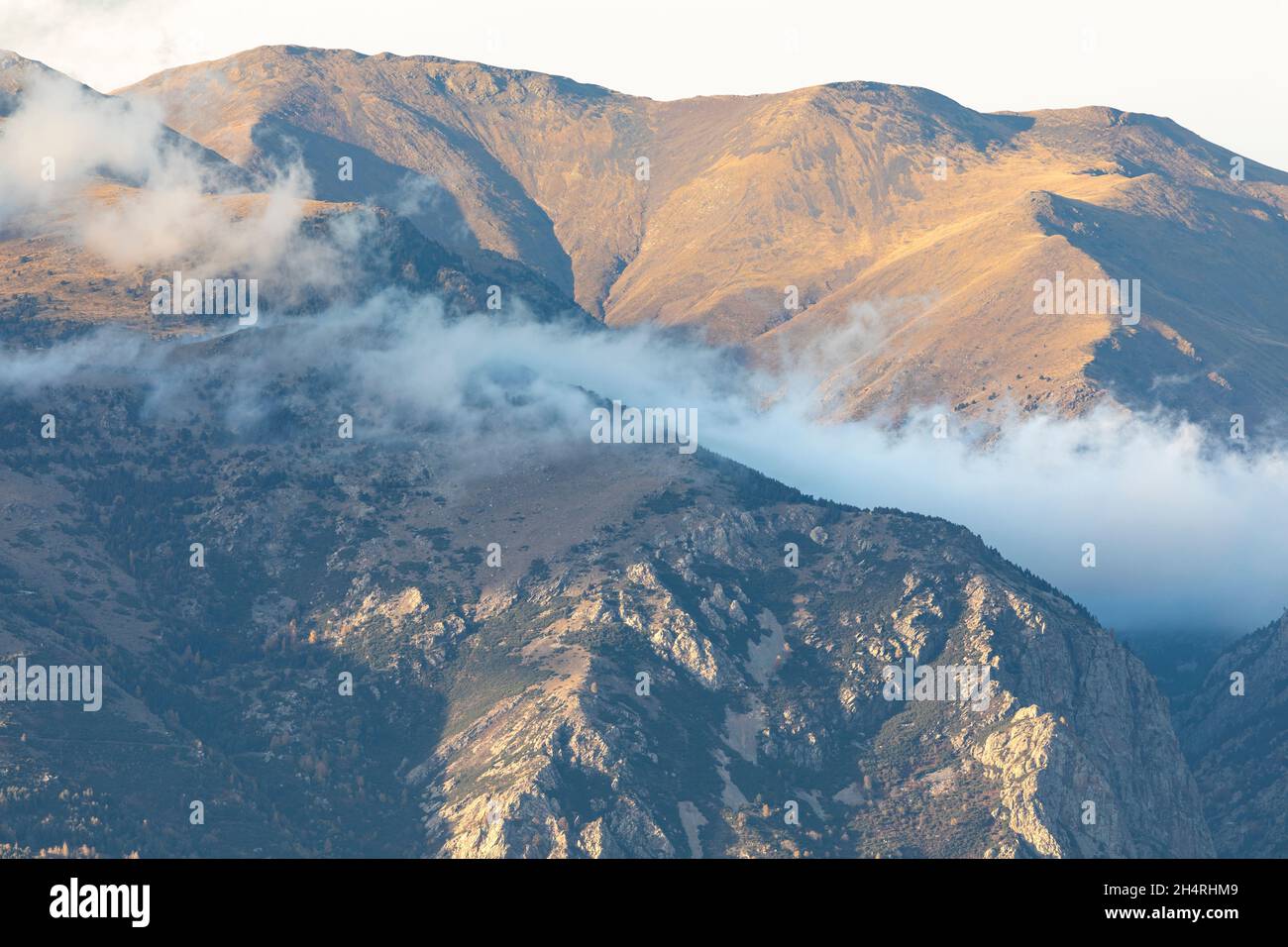 Tempesta autunnale su Pic de Finestrelles, Puig de Núria, Puig del Coll d'Eina. Alta Cerdanya - El Ripollès, Girona, Catalogna, Spagna. Foto Stock
