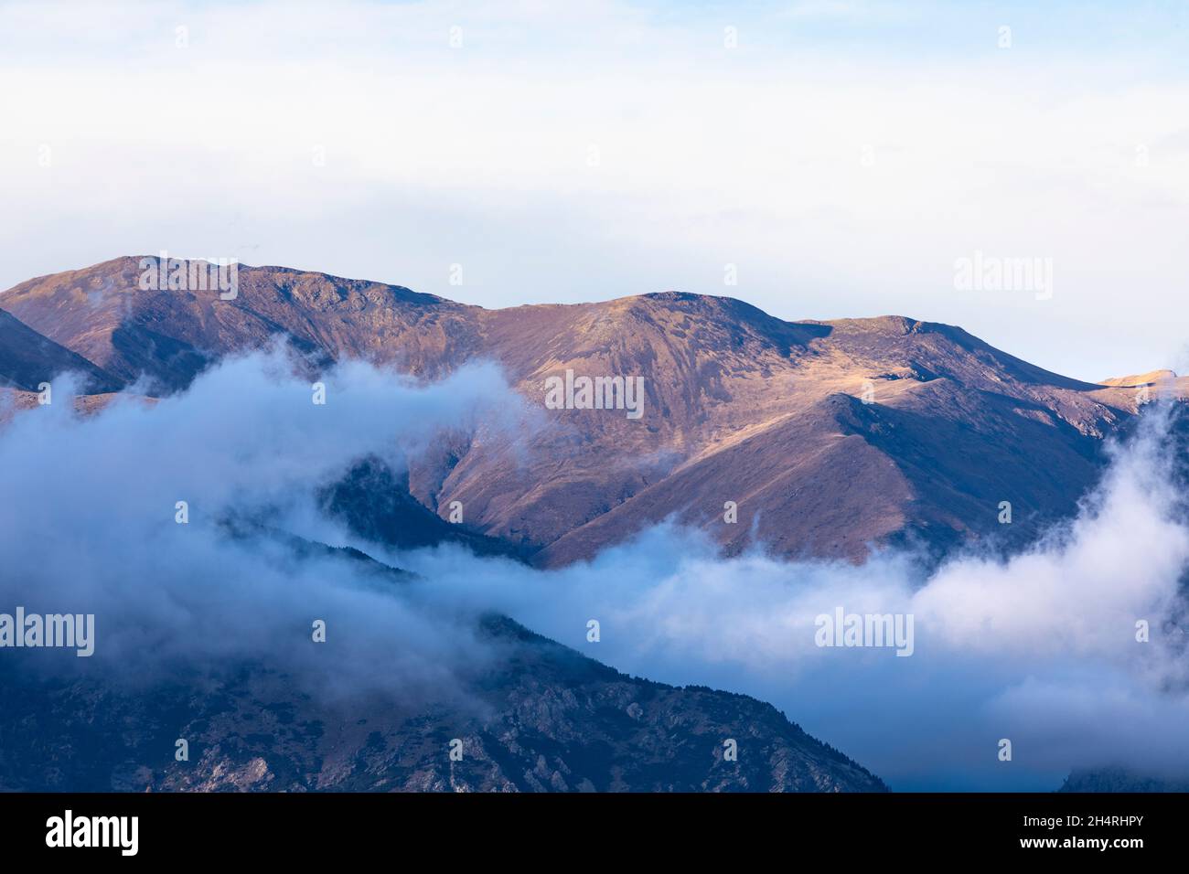 Tempesta autunnale su Pic de Finestrelles, Puig de Núria, Puig del Coll d'Eina. Alta Cerdanya - El Ripollès, Girona, Catalogna, Spagna. Foto Stock
