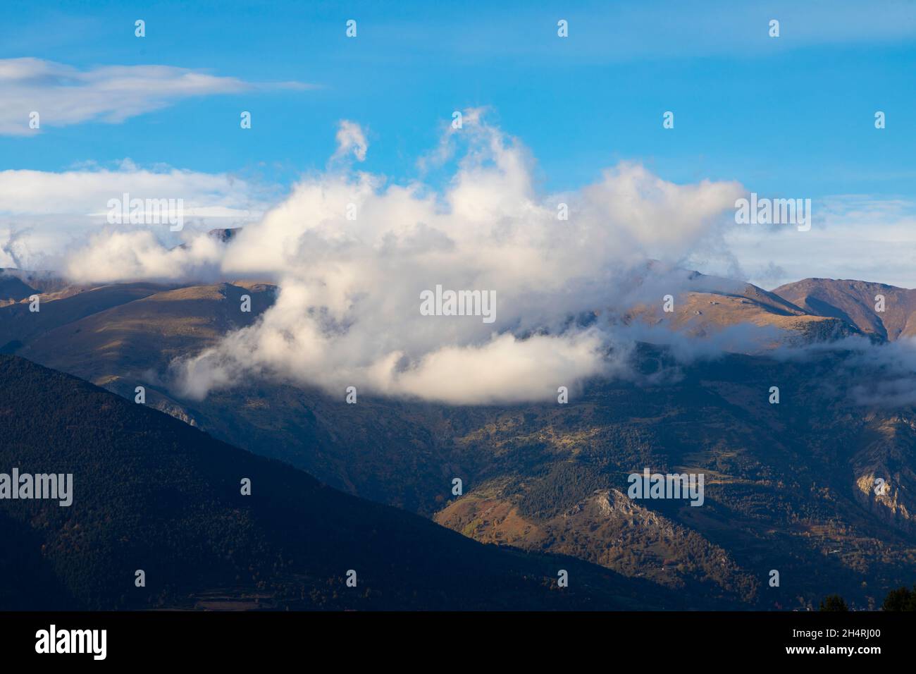 Puigmal Moutain cima (picco) coperto da nuvole. Queralbs, Vall de Núria (Val di Nuria) El Ripollès, Girona, Catalogna, Spagna. Europa. Foto Stock