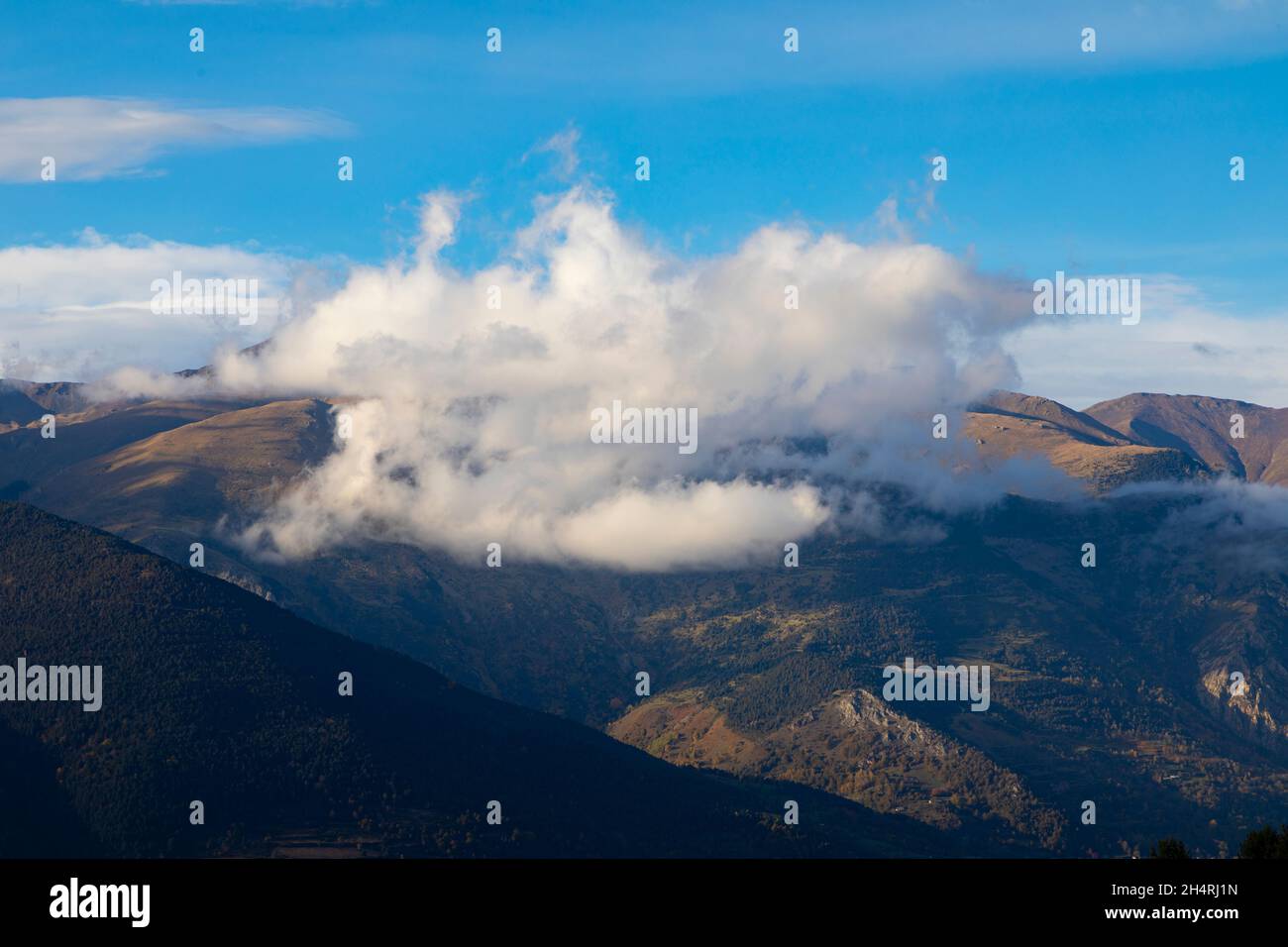 Puigmal Moutain cima (picco) coperto da nuvole. Queralbs, Vall de Núria (Val di Nuria) El Ripollès, Girona, Catalogna, Spagna. Europa. Foto Stock