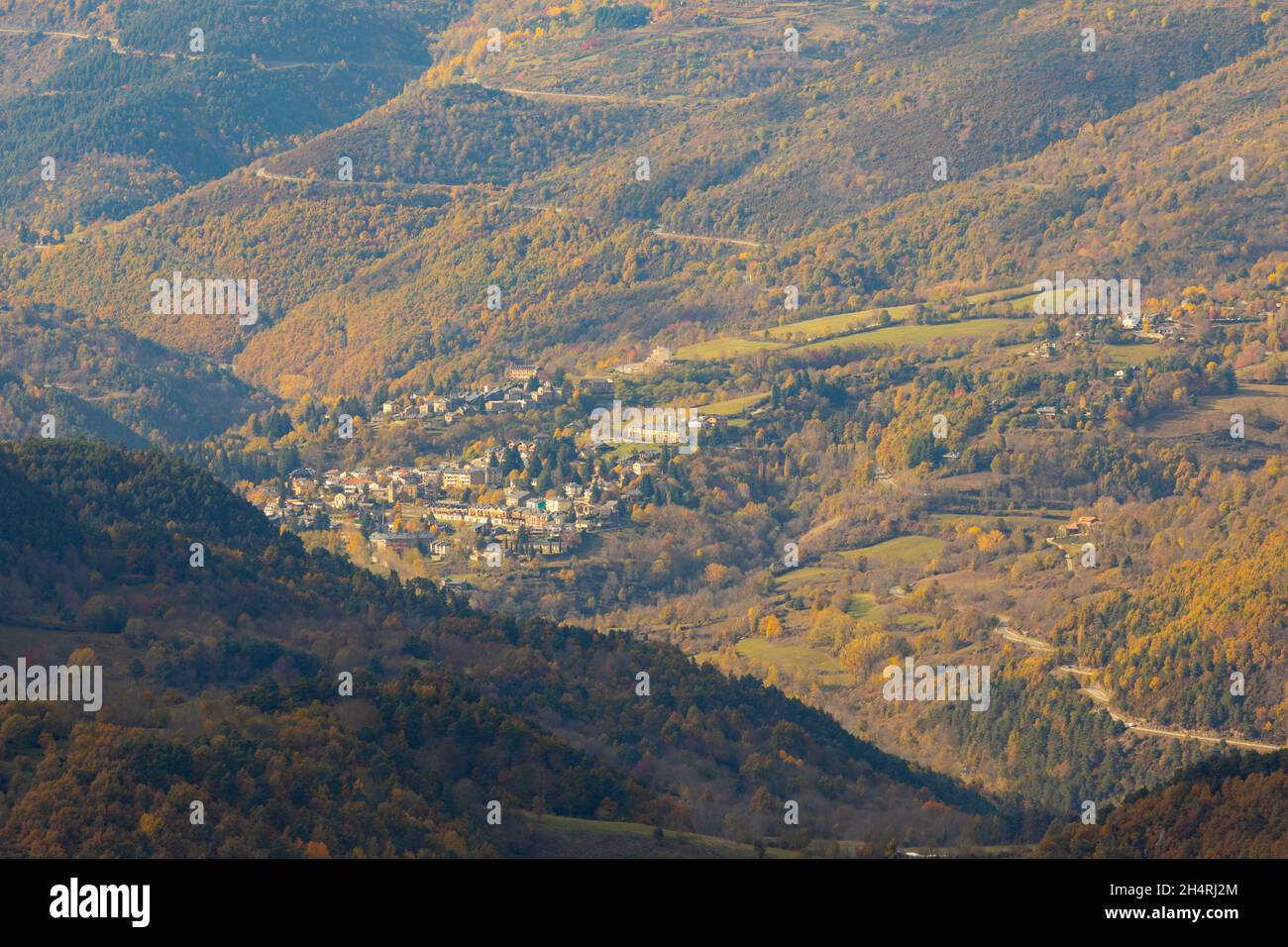 Planoles città al tramonto in un pomeriggio di autunno (autunno). Planoles, El Ripollès, Girona, Catalogna, Spagna, Europa. Foto Stock