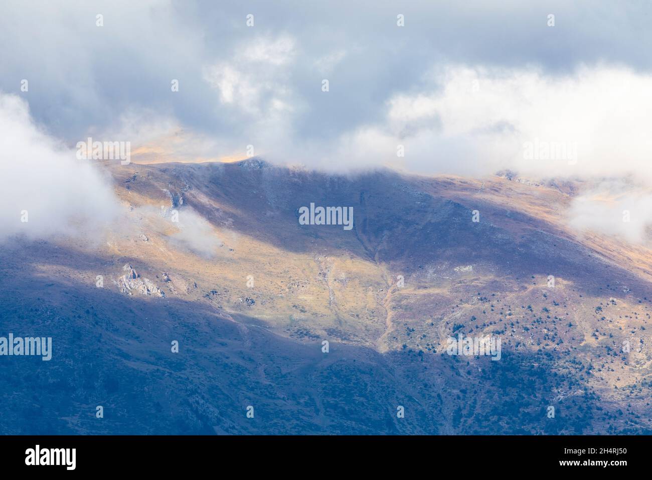 Strom autunnale su Pic de Finestrelles (picco Finestrelles). Alta Cerdanya, Girona, Catalogna, Spagna, Europa. Foto Stock