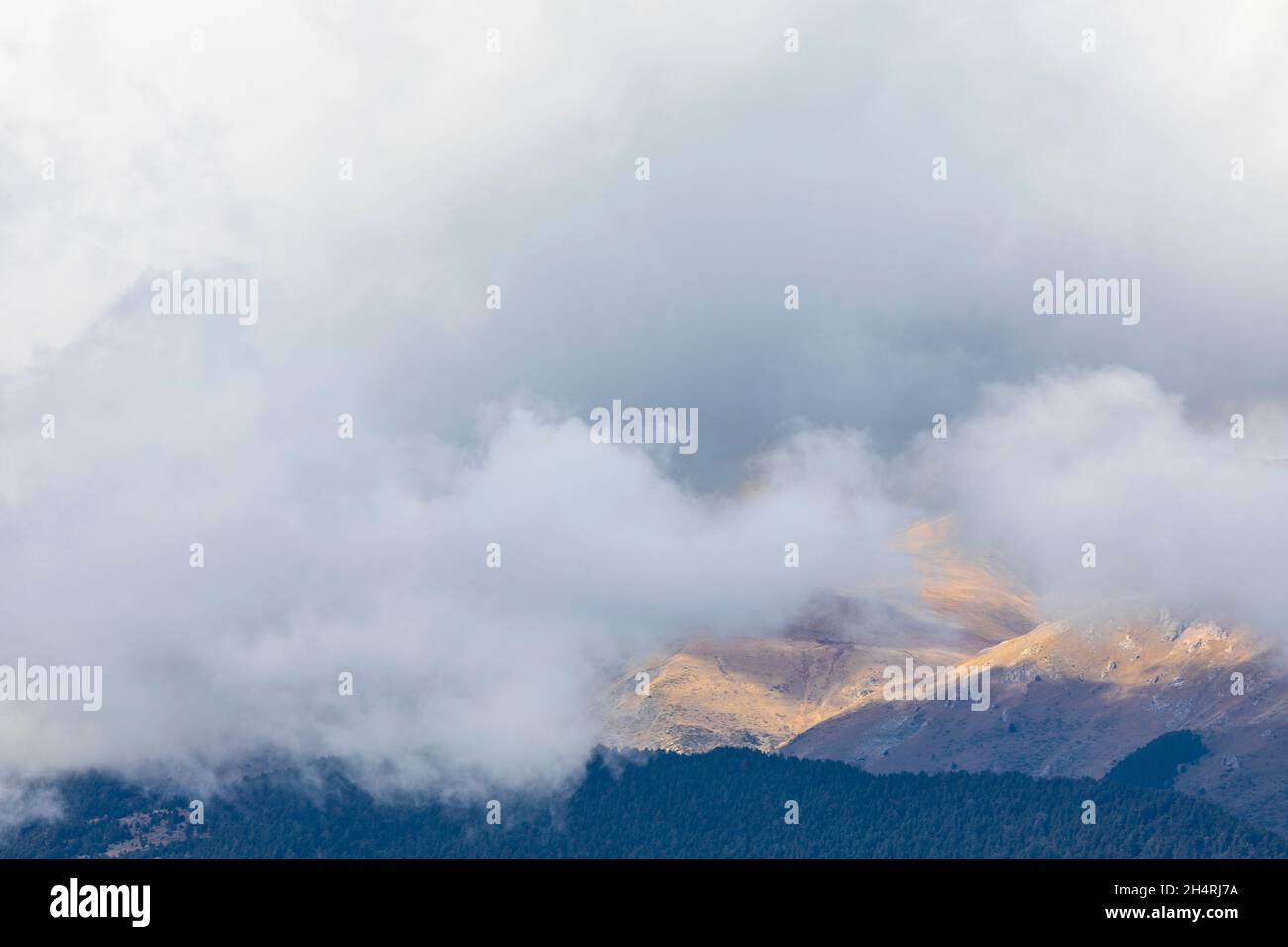 Strom autunnale su Pic de Finestrelles (picco Finestrelles). Alta Cerdanya, Girona, Catalogna, Spagna, Europa. Foto Stock