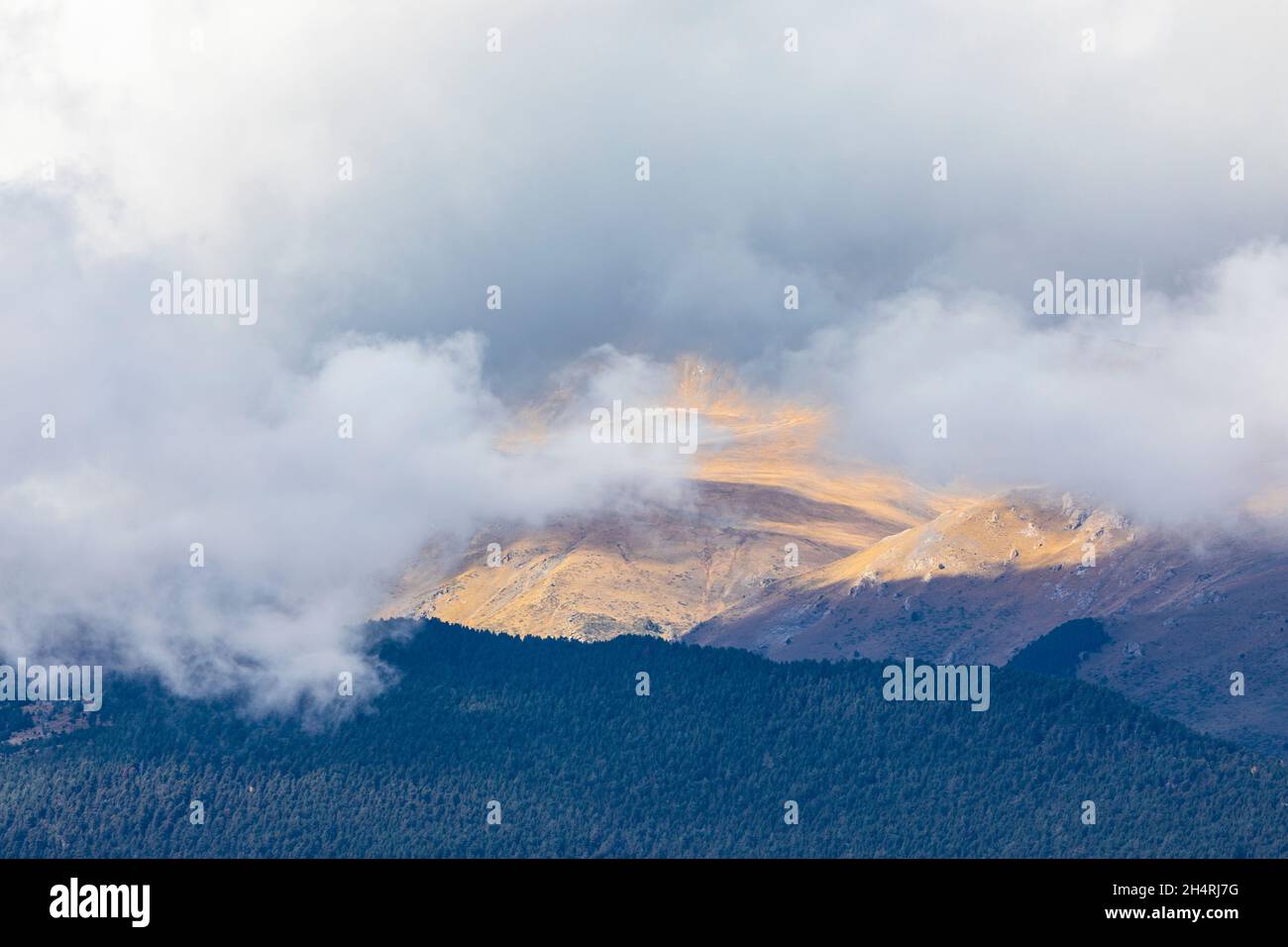 Strom autunnale su Pic de Finestrelles (picco Finestrelles). Alta Cerdanya, Girona, Catalogna, Spagna, Europa. Foto Stock