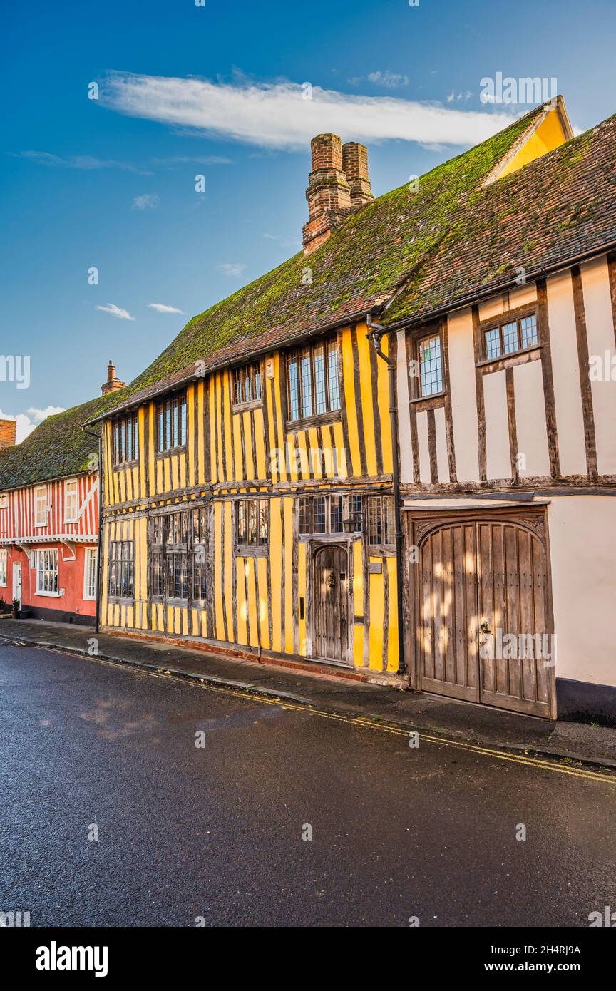 Scene di strada degli edifici medievali incorniciati in legno all'interno e intorno al villaggio di Levenham nella contea inglese di Suffolk Foto Stock