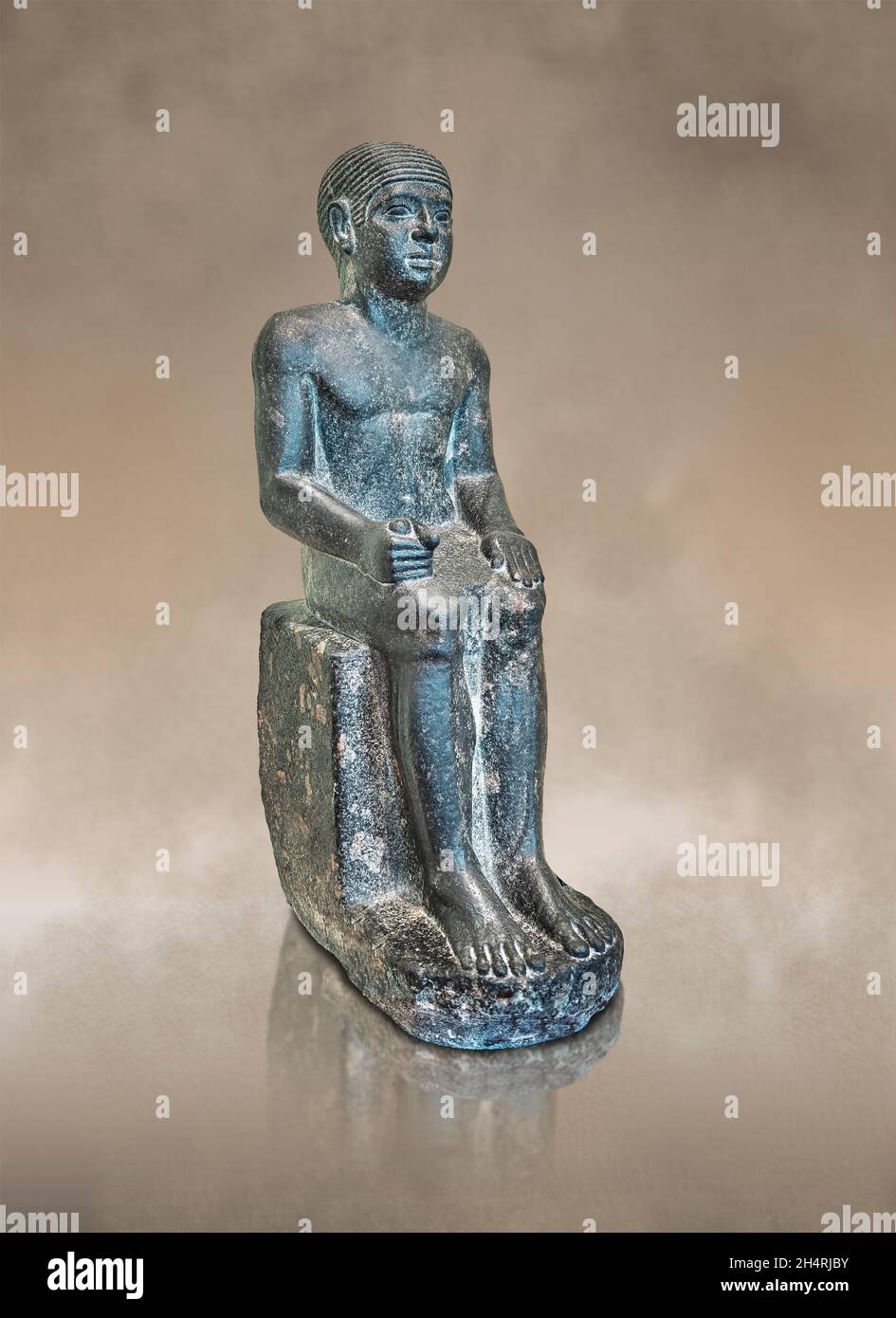 Antica statua egizia seduta uomo scultura, 2500-2350, probabilmente 5a dinastia, diorite . Museo del Louvre inv A40 o N 41. Uomo (seduta, laccio, rasatura Foto Stock