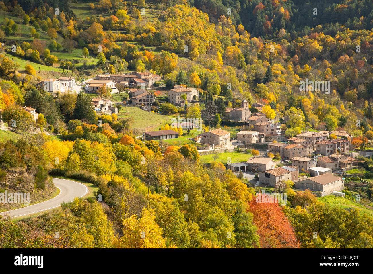 Bruguera villaggio (Ribes de Freser) in autunno colori. El Ripollès, Pirinei orientali, Girona, Catalogna, Spagna, Europa. Foto Stock