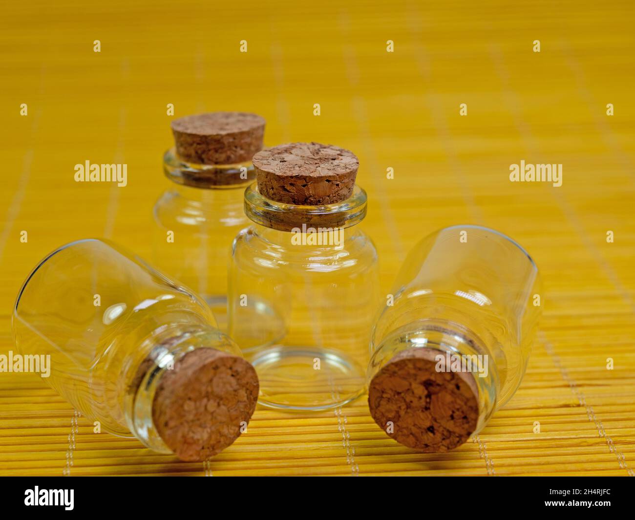 Bottiglie di vetro piccole con tappi, primo piano Foto Stock
