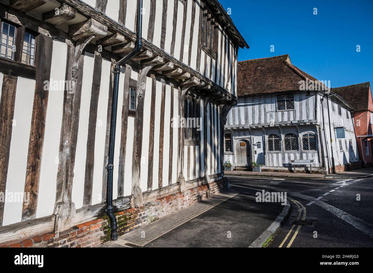 Questo edificio medievale a graticcio è il Swan Hotel nel villaggio di Lavenham nella contea di Suffolk, molto utilizzato da USAF 487 Bomb Group nella seconda Guerra Mondiale. Foto Stock