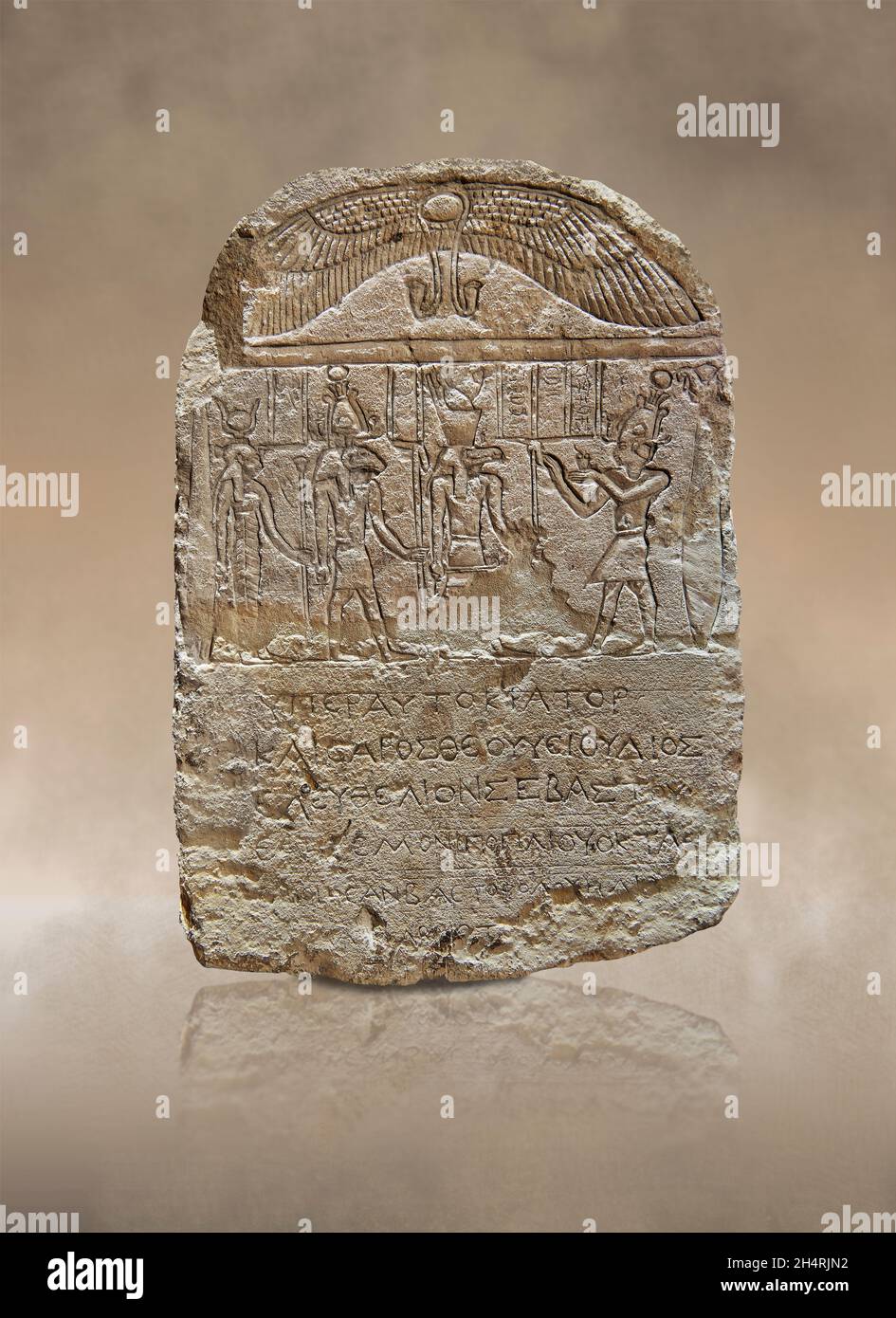 Stele egiziano romano dell'imperatore Augusto che fa un'offerta agli dei egiziani. Il Museo del Louvre E22039 o MG14704. Re (in piedi, corona atef, loinc Foto Stock