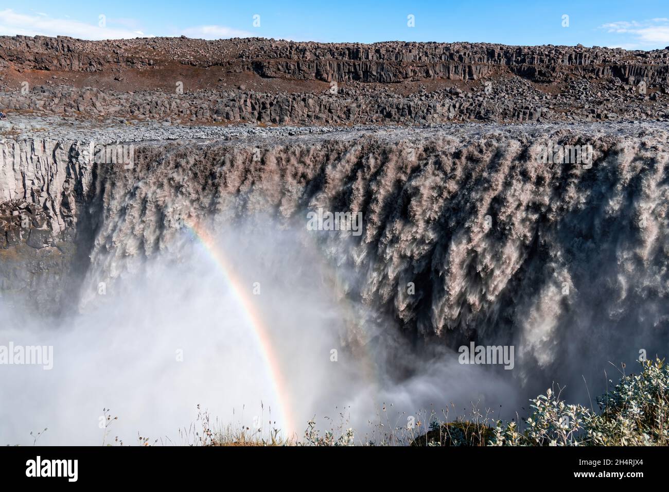 Primo piano della cascata Dettiff in Islanda che alimenta il fiume Jökulsá á Fjöllum che scorre dal ghiacciaio Vatnajökull al Jökulsár Foto Stock
