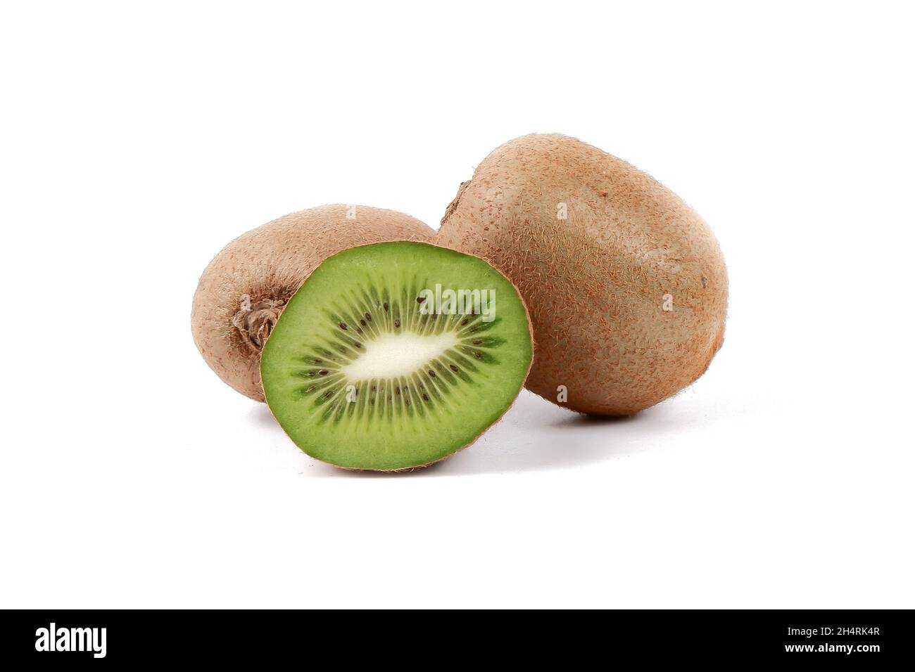 i kiwi maturi e le metà dei kiwi isolate su sfondo bianco, Foto Stock
