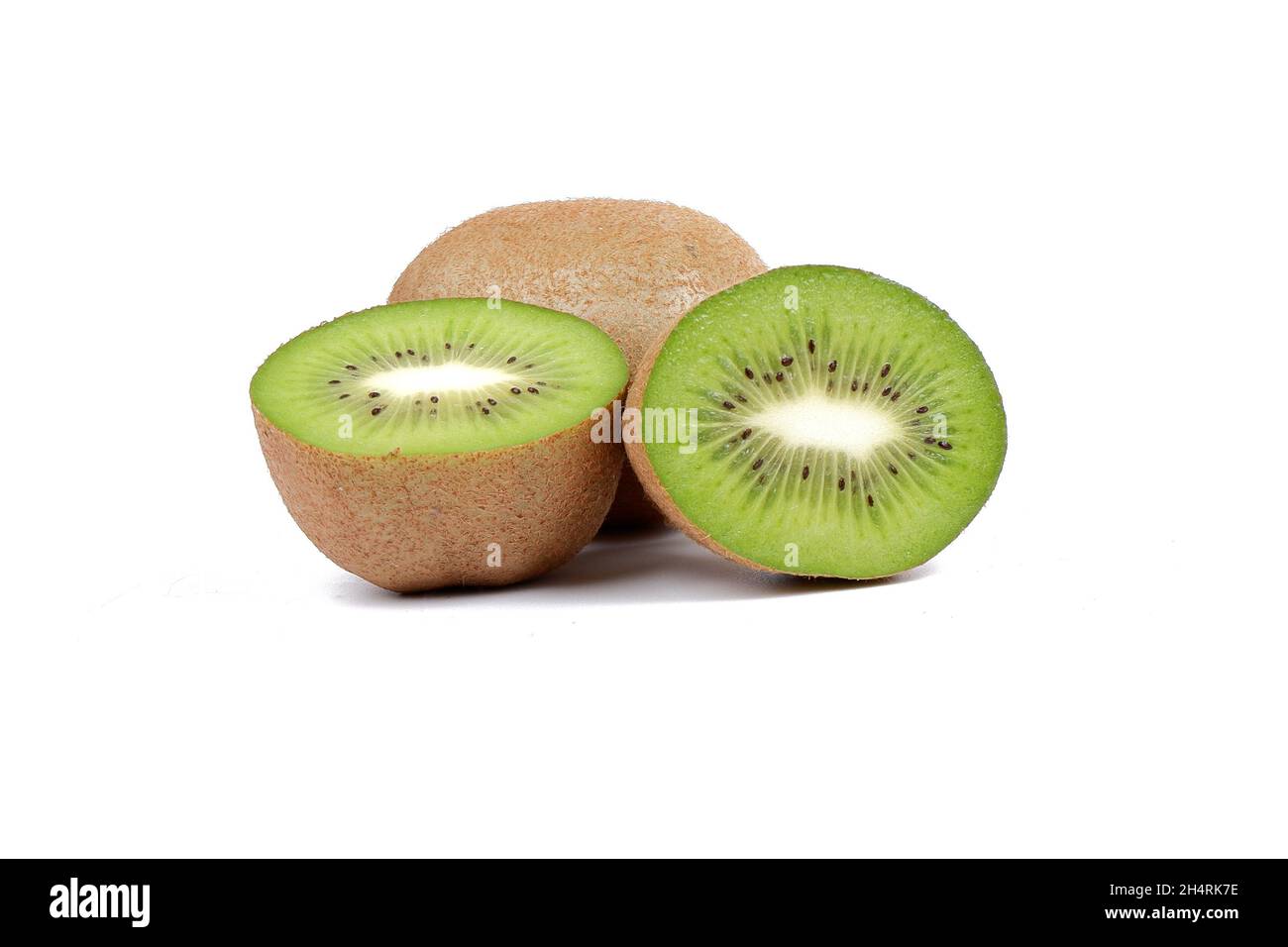 i kiwi maturi e le metà dei kiwi sono isolati su sfondo bianco. Foto Stock