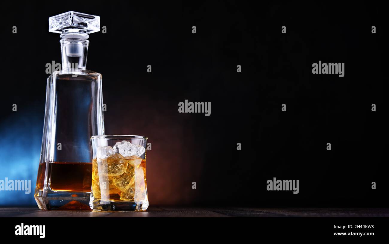 Composizione con un bicchiere e un decanter di whiskey Foto Stock
