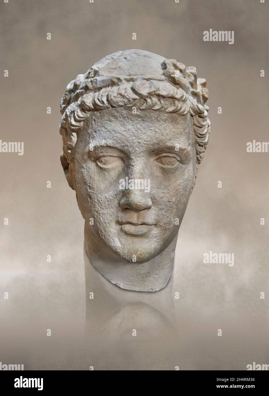 Scultura di una statua egizia romana di un giovane, ist c. AD, da Golgoi, calcare . Museo del Louvre inv AM3839. Foto Stock