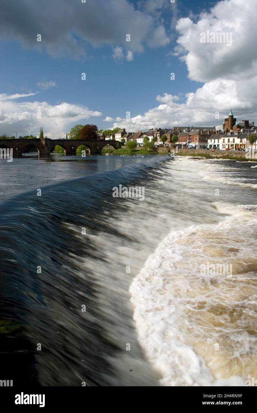 Guardando verso Dumfries & Devorgilla Bridge River Nith, Dumfries & Galloway, Scozia Foto Stock