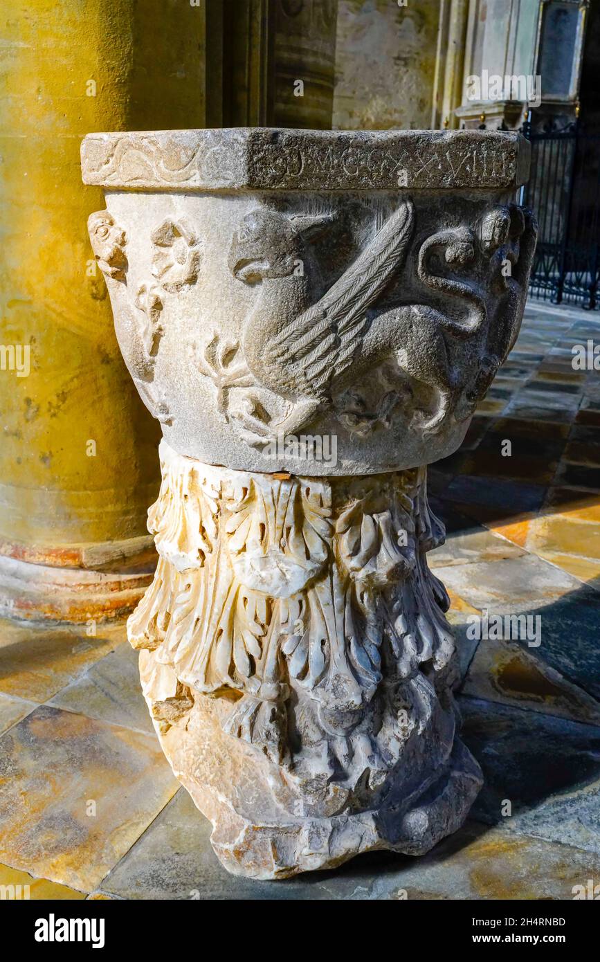 Fonte battesimale sulla capitale di Corinto rovesciata nella Cattedrale di nostra Signora dell'Assunzione, Asti, Italia. Foto Stock