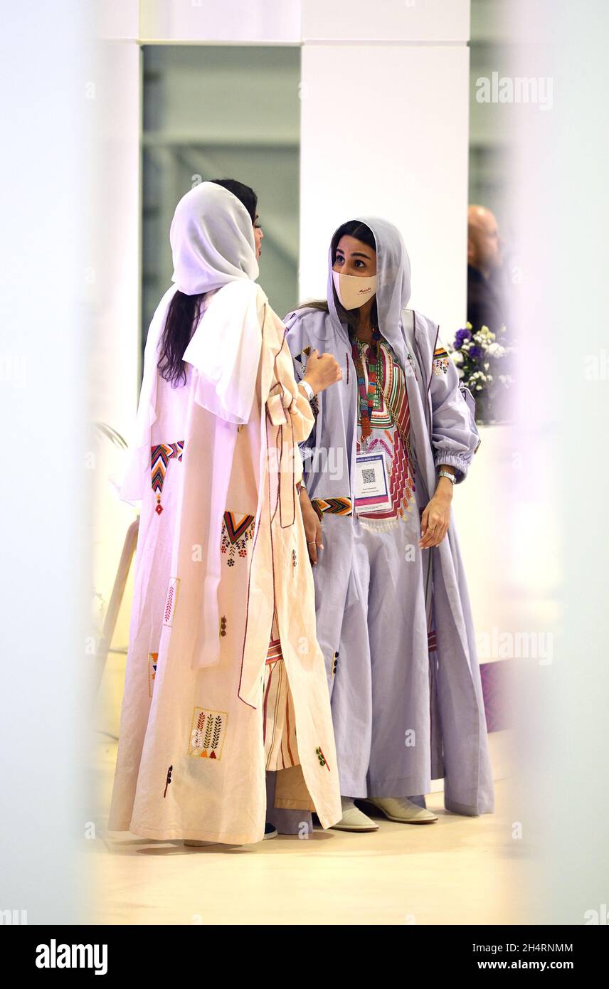 Donne con testa coperta e maschere facciali in Arabia Saudita stand al World Travel Market (WTM) a Excel London, novembre 2021 Foto Stock