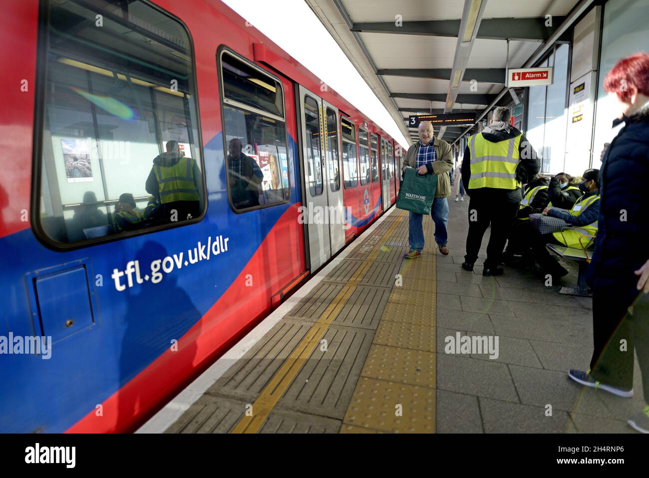 Londra, Inghilterra, Regno Unito. DLR / Docklands Light Railway - treno ad una piattaforma della Stazione di Limehouse Foto Stock