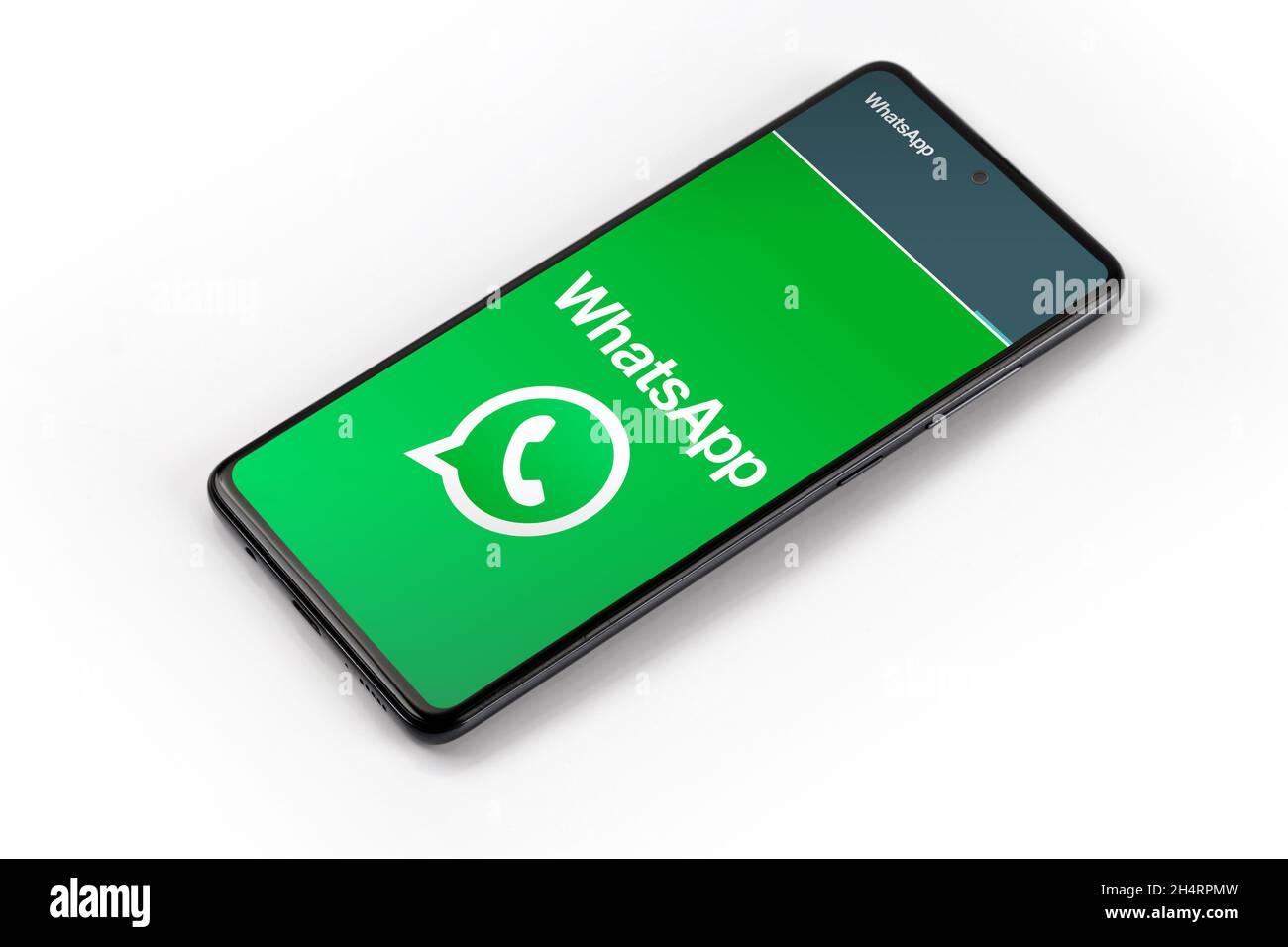 Italia, Ottobre 2021, applicazione Whatsapp sullo schermo di uno smartphone, fantasy pattern Foto Stock