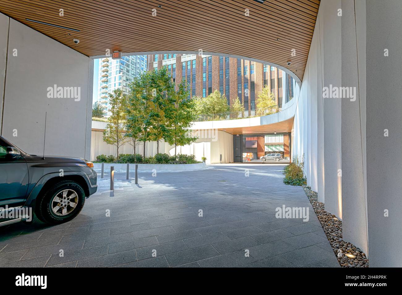 11 Hoyt Street nel centro di Brooklyn è un condominio residenziale con una facciata bianca ondulata unica di pannelli in cemento prefabbricati e un campo automobilistico. Foto Stock